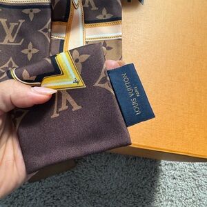 New LOUIS VUITTON twilly